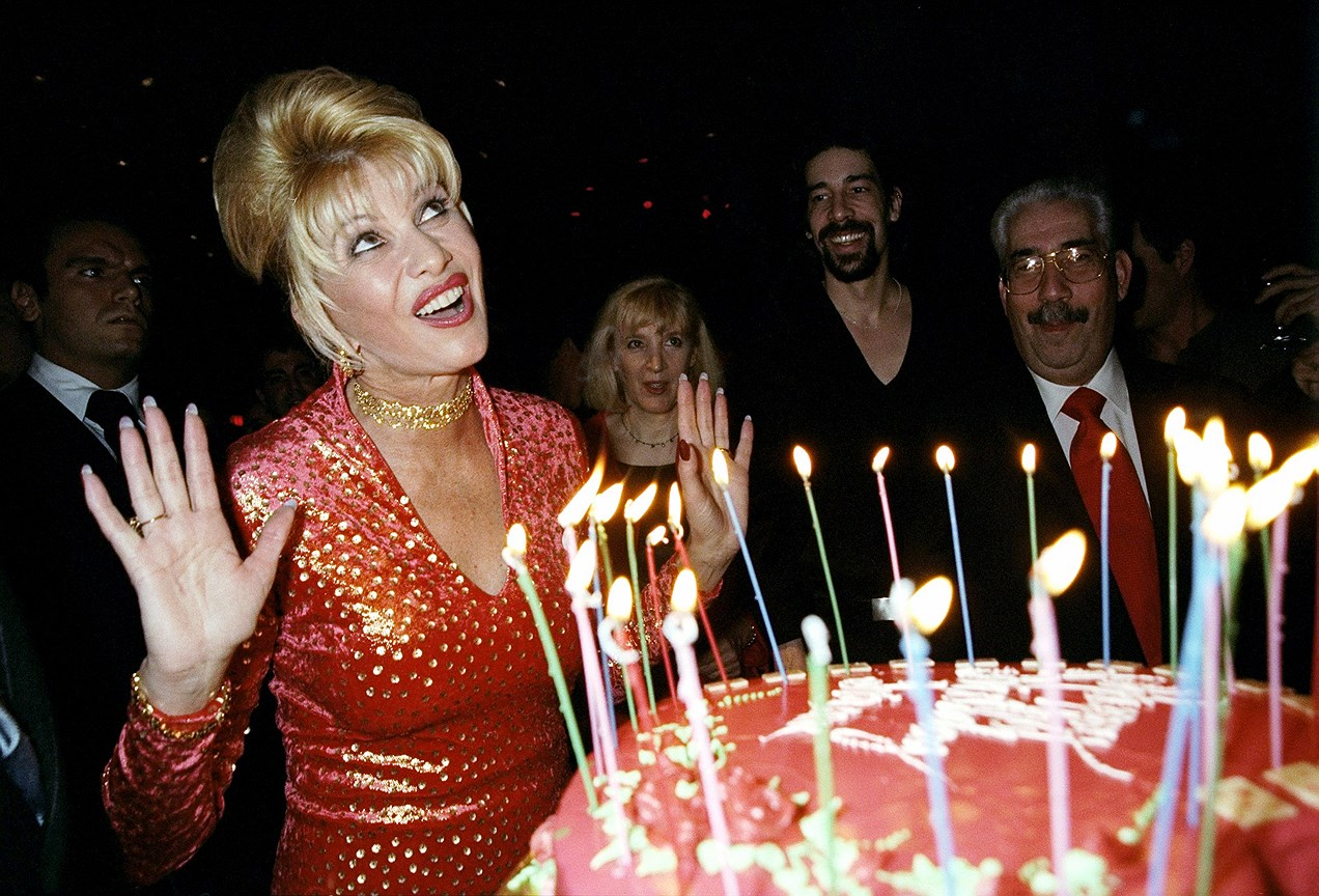 Ивана Трамп празднует свой День рождения в клубе Lava в Нью-Йорке, 1999 год