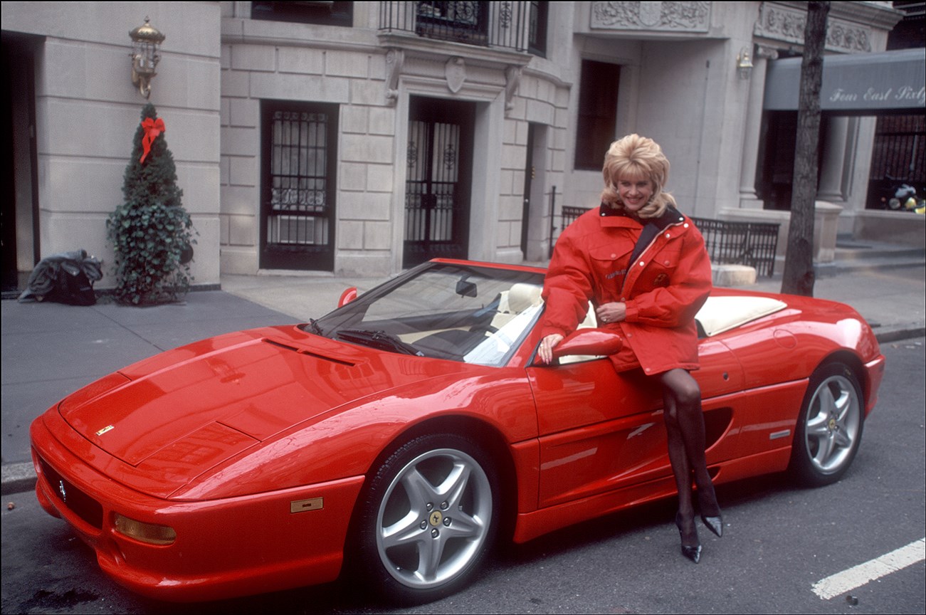 Ивана Трамп с машиной Ferrari 355 Spyder стоимостью 138 тысяч долларов, 1997 год