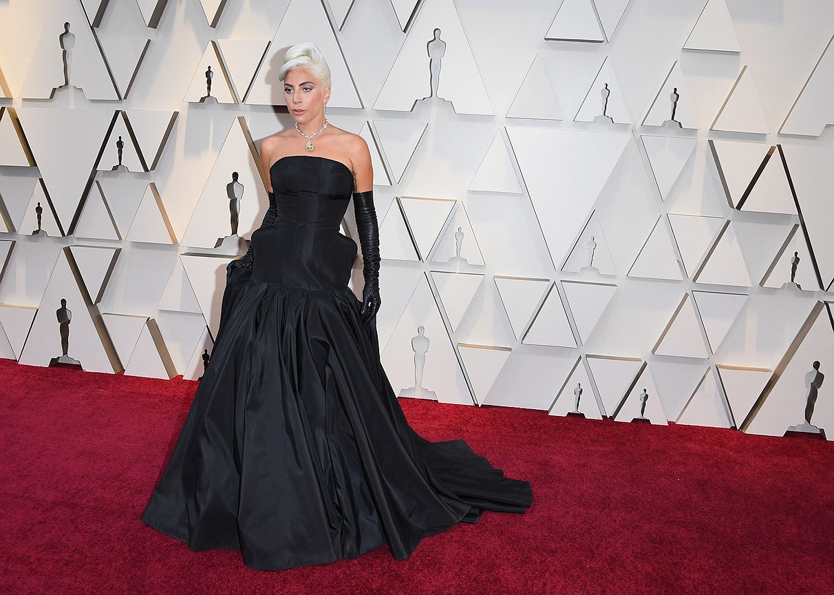 Актриса и певица Леди Гага в платье Alexander McQueen и в историческом колье Tiffany &amp; Co. jewelry из «Завтрака у Тиффани» 