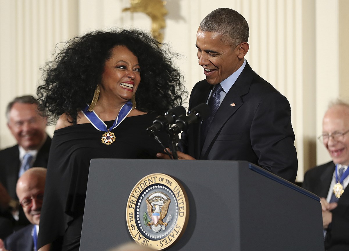 Президент Барак Обама вручает медаль Дайане Росс, 2016 год
