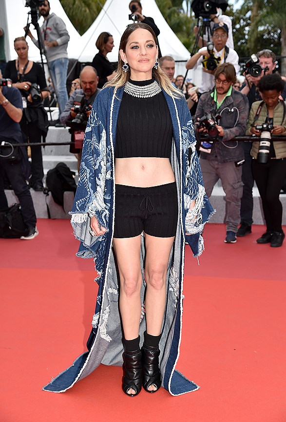 Французская актриса Марион Котийяр в кроп-топе, шортах и кимоно Balmain на премьере фильма «Матиас и Максим»