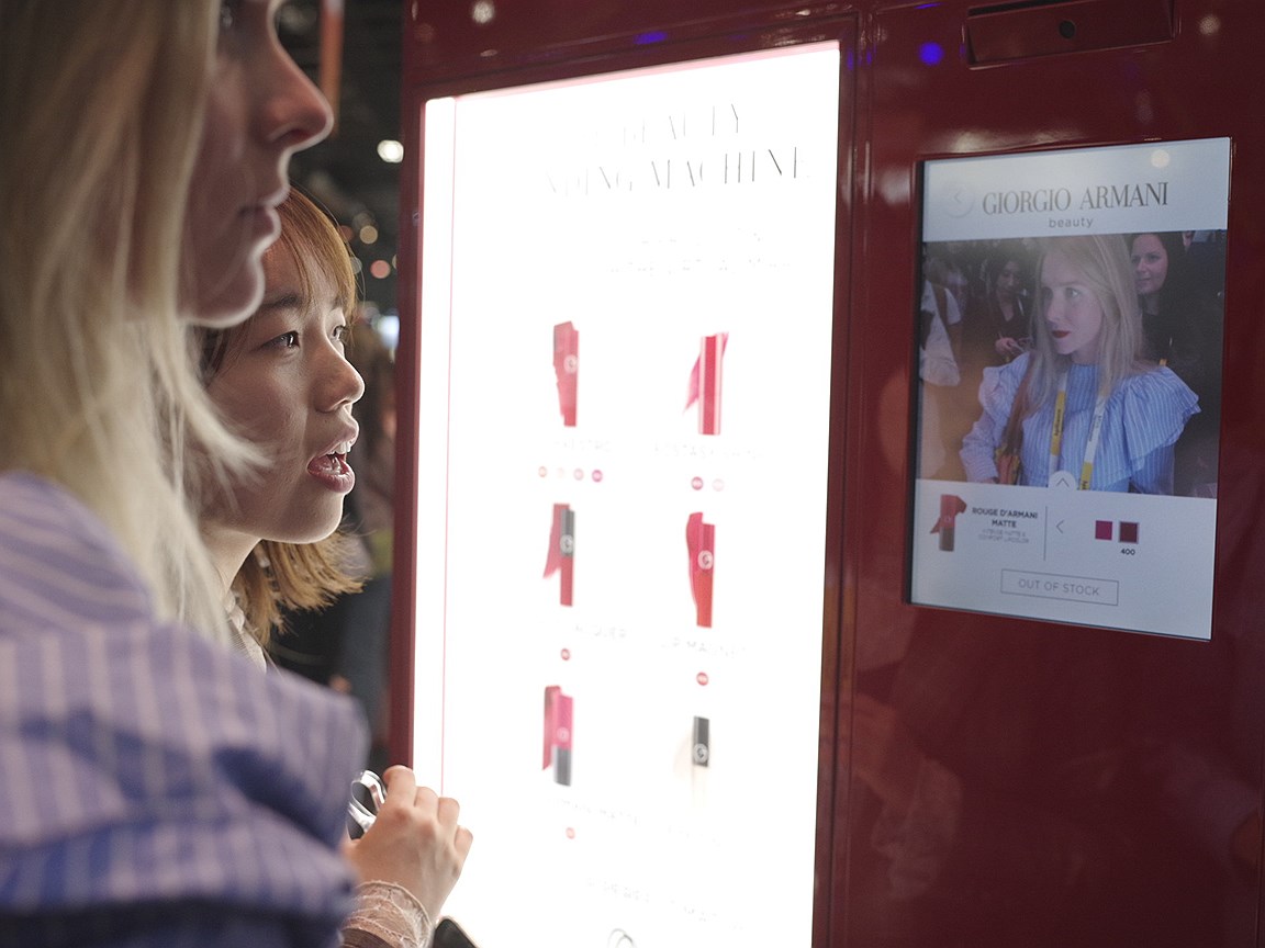 Подбор оттенка помады и теней для век Armani, на аппарате The beauty vending machine