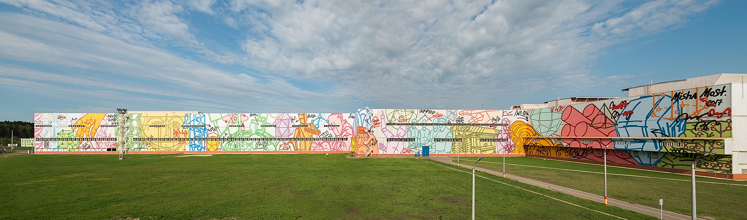 Настенная роспись фасада завода, созданная
художником Мишей Most в 2017 году
