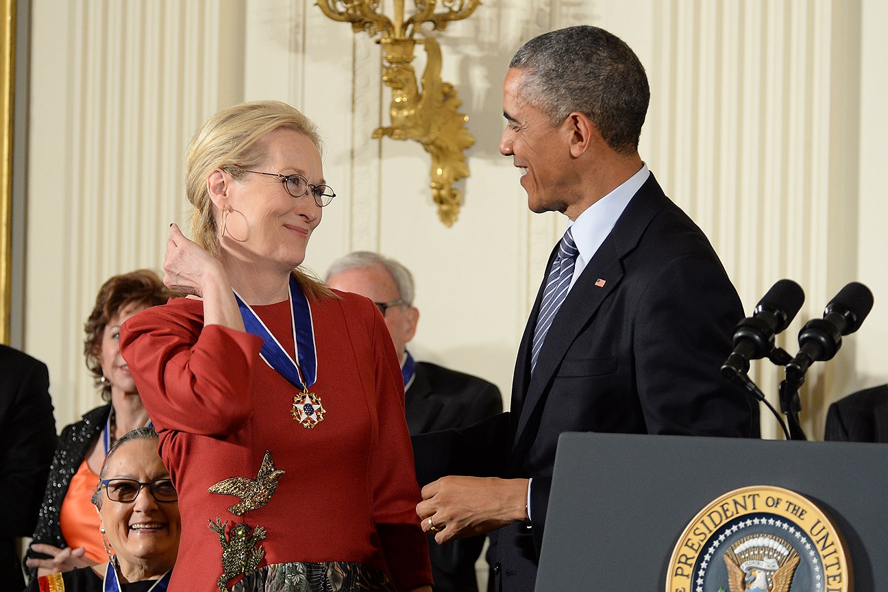  Мерил Стрип получает Президентскую медаль Свободы  от президента США Барака Обамы,  2015 год