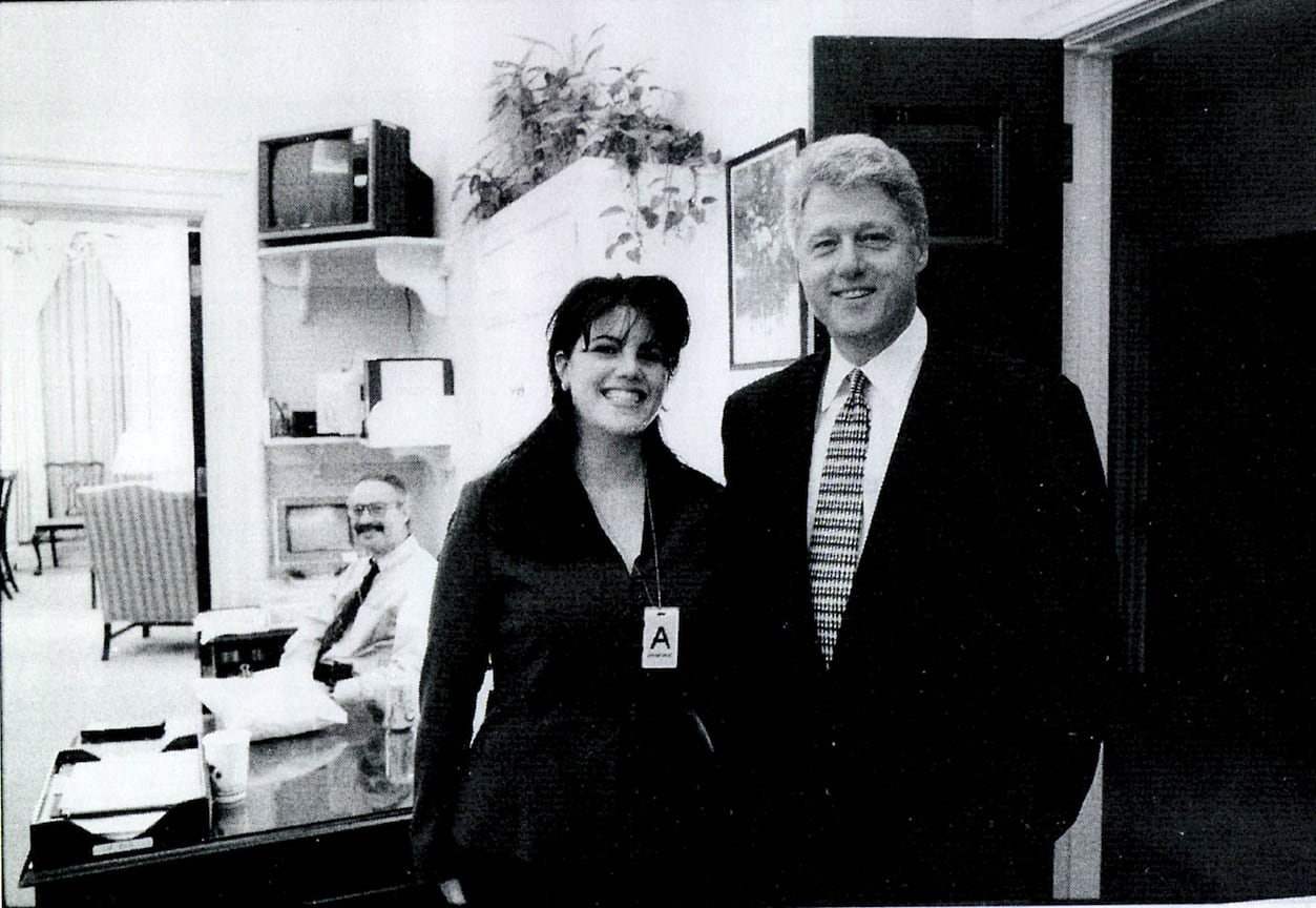 Cтажер Моника Левински и президент Билл Клинтон на мероприятии в Белом доме, 1998 год.
