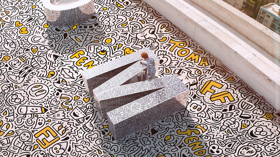 Британский уличный художник Мистер Дудл (Сэм Кокс) стал главным героем двухдневного перформанса на крыше штаб-квартиры итальянского модного дома Fendi 