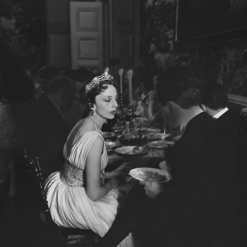 Графиня Бурбон-Буссе в тиаре Chaumet на ужине в Сh&amp;#226;teau de Groussay, резиденции месье де Бейстеги, 1957 год
