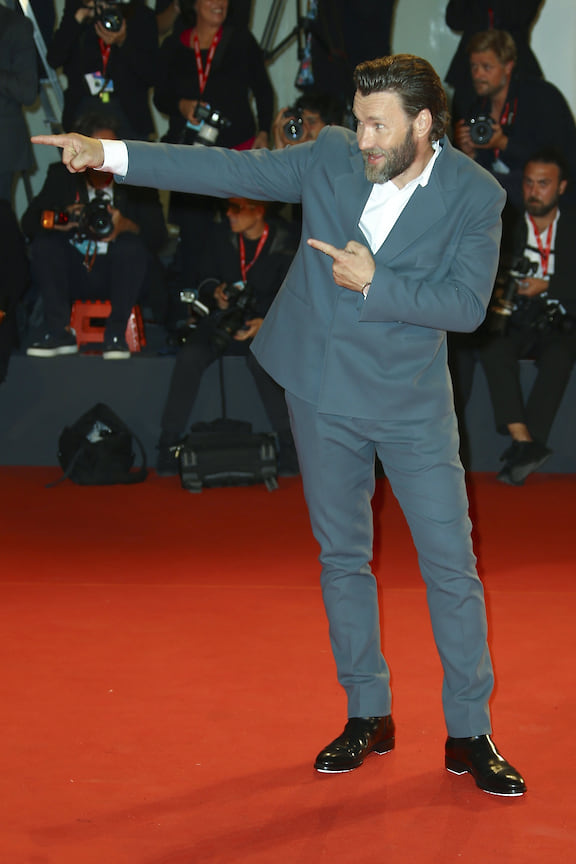 Актер Джоэл Эдгертон на премьере фильма «Король» на Венецианском кинофестивале 