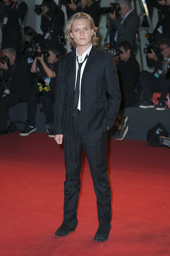 Актер Том Глинн-Карни на премьере фильма «Король» на Венецианском кинофестивале 