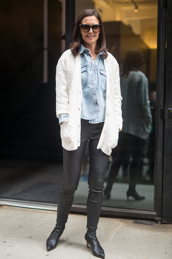 Кэти Холмс осваивает модный тренд – кожаные штаны. Белый кардиган Elie Tahari Кэти одела поверх джинсовой куртки и белой рубашки, чтобы на показах Нью-Йоркской недели моды не поддувало. 