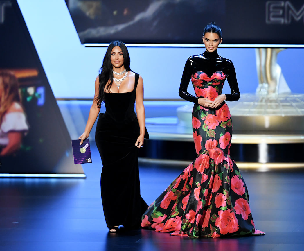 Ким Кардашьян Уэст в Vivienne Westwood и Кендалл Дженнер в Richard Quinn на 71-й церемонии вручения премии Emmy