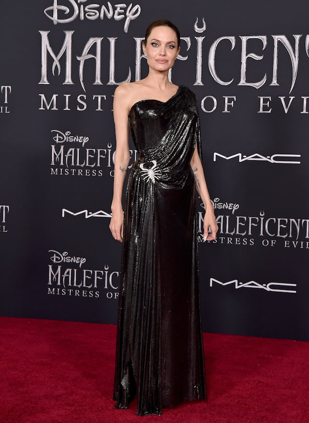 Более соответствующее образу зловещей и прекрасной ведьмы было платье Versace c  потрясающей брошью в виде скорпиона, в котором Анджелина Джоли блистала на премьере «Малефисенты» в Лос-Анджелесе. 