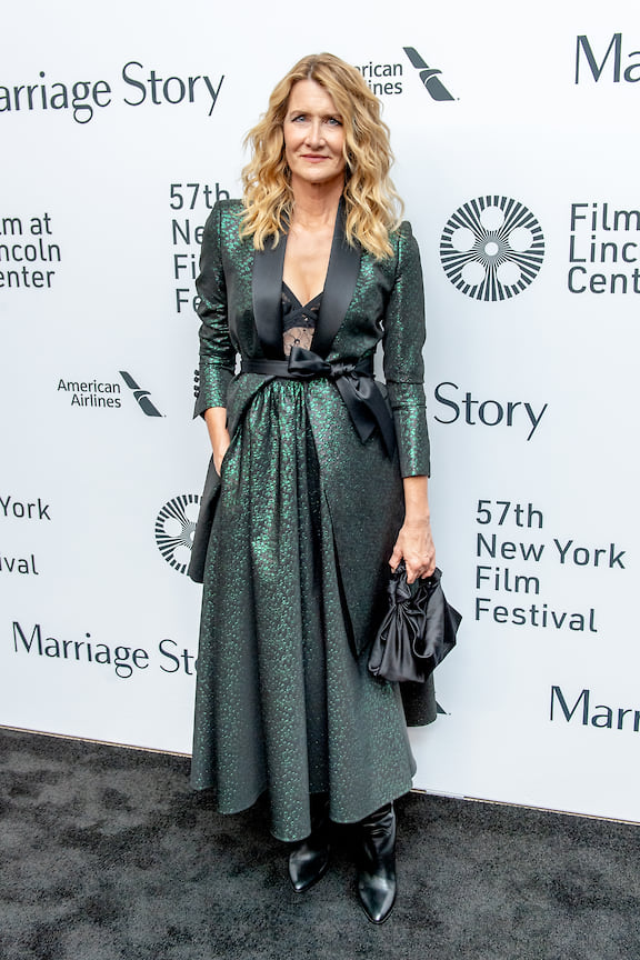 Лора Дерн для премьеры фильма «Брачная история», где ее партнером стал Рэй Лиотта, выбрала костюм глубокого зеленого цвета, соблазнительно приоткрыв зону декольте. 