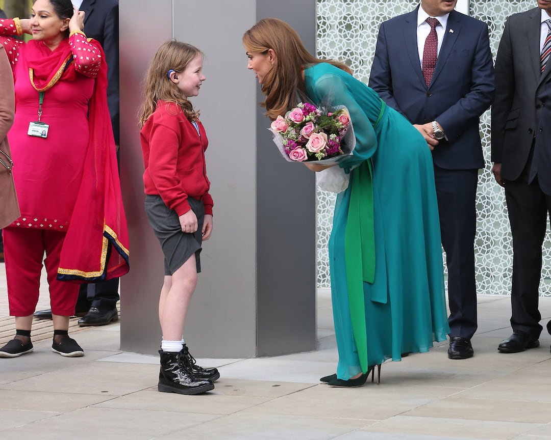 Кейт Миддлтон и принц Уильям до своего отъезда посетили духовного лидера мусульманской общины в Лондоне Ага-Хана IV. Для этого выхода Кейт выбрала зеленое платье от ARoss Girl x Soler с двухцветным поясом, изумрудные лодочки и серьги от пакистанского дизайнера Zeen. 