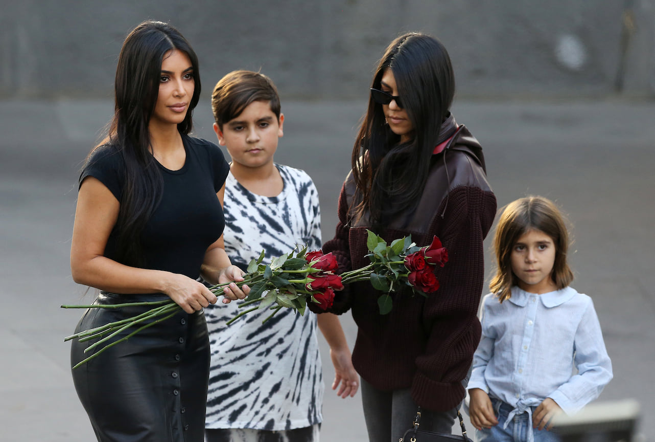 Ким и Кортни Кардашьян с детьми  посещают мемориальный комплекс Геноцида армян Цицернакаберд в Ереване