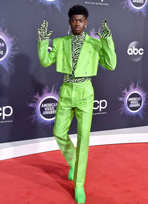 Рэпер Lil Nas X на вручении премии American Music Awards даже по лос-анджелесским меркам выглядел дерзко. Неоновый костюм он сочетает с водолазкой с принтом «зебра». 