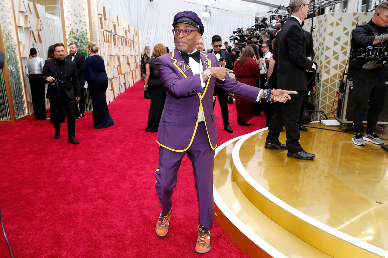Режиссер и обладатель «Оскара» Спайк Ли прибыл в костюме Gucci в цветах клуба Los Angeles Lakers, на котором виднеется номер покойного баскетболиста Коби Брайнта на лацканах и на спине
