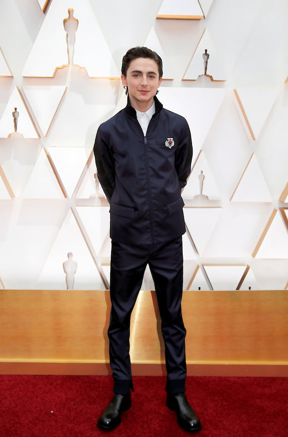 Тимоти Шаламе всем смокингам предпочел униформу Prada. Выглядел он максимально серьезно
