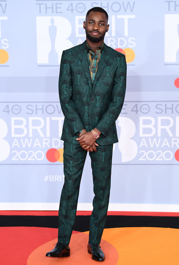 Британский рэпер Dave был в костюме изумрудного цвета с интересным принтом — один из лучших мужских выходов вечера.