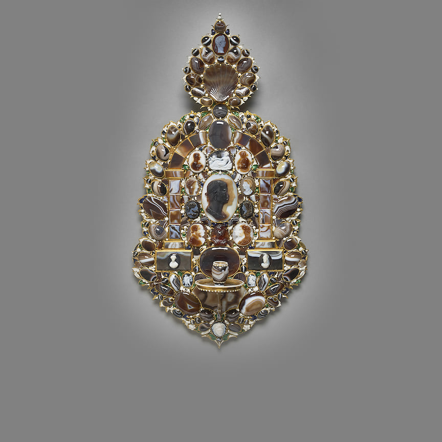 Настенный подсвечник, золото, эмаль, сардоникс, камеи на гранате, 1630 год
