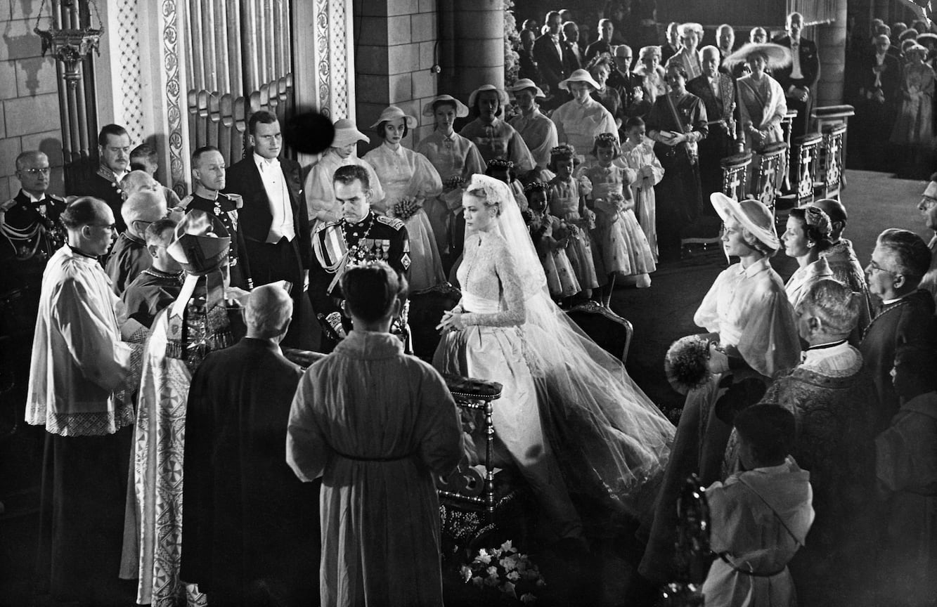 Князь Монако Ренье III женится на американской актрисе Грейс Келли в Кафедральном соборе Монако в апреле 1956 года. Католическую церемонию провел монсеньор Барт, епископ Монако.