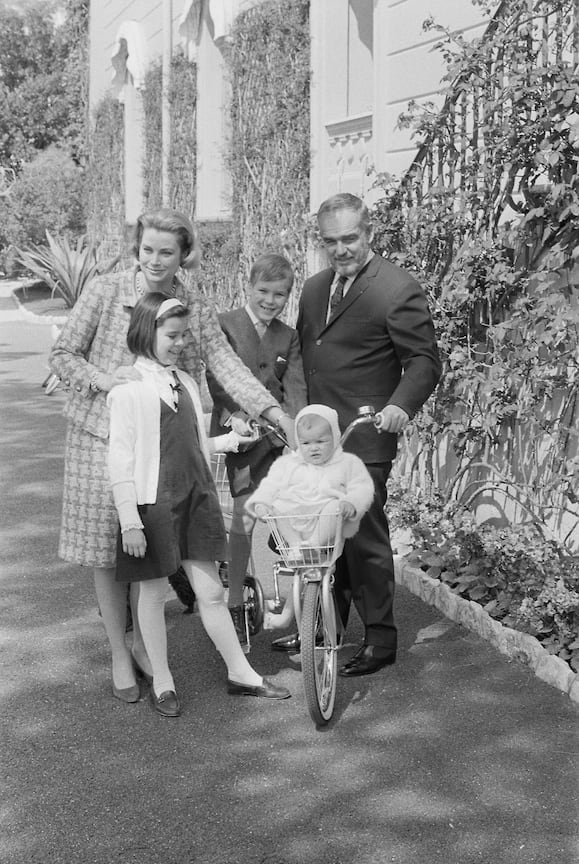 Принц Ренье и принцесса Грейс Монако позируют в саду своего дворца.  Они готовятся отметить 10-ю годовщину свадьбы 18 апреля, 1966 года.  На фото детьми: принцессой Стефанией, 14 месяцев; принцессой Каролиной, 9 лет; и принцем Альбертом, 8 лет.