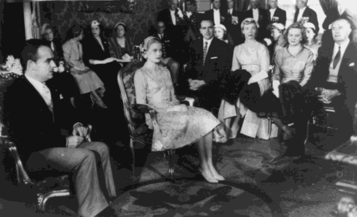 Свадьба Грейс Келли с принцем Монако Ренье III: пара во время гражданской церемонии 18 апреля 1956 года в замке Монако