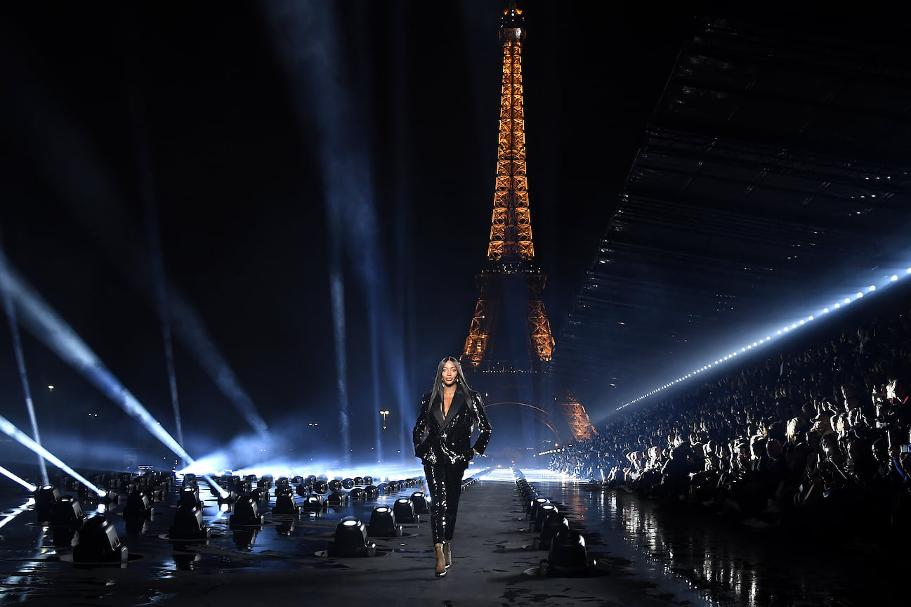 Наоми Кэмпбелл во время показа Saint Laurent, 2019 год, Париж
