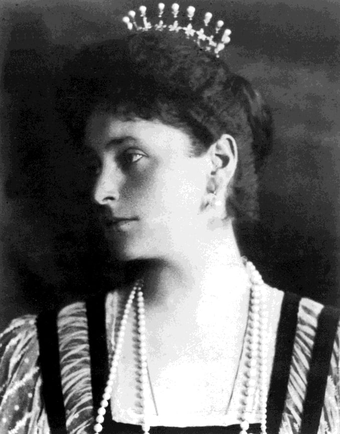 Императрица Александра Федоровна в жемчужной тиаре, 1906 год
