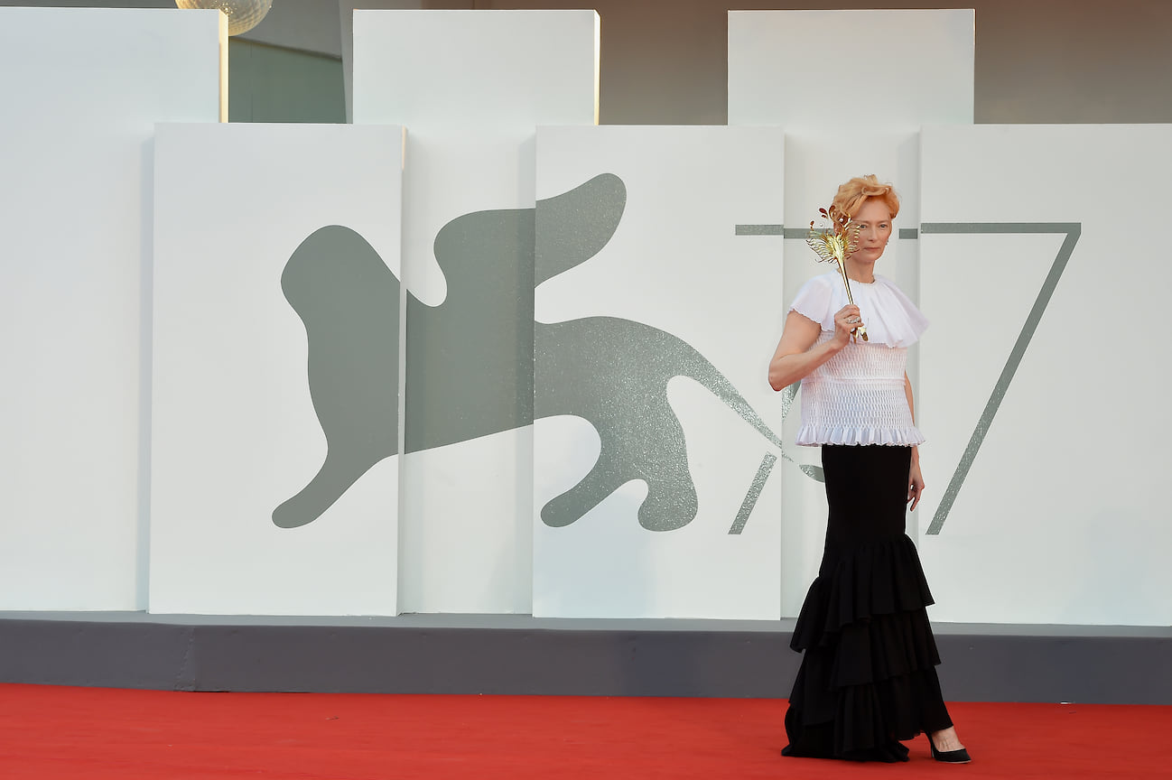 Тильда Суинтон в Chanel на открытии Венецианского кинофестиваля 