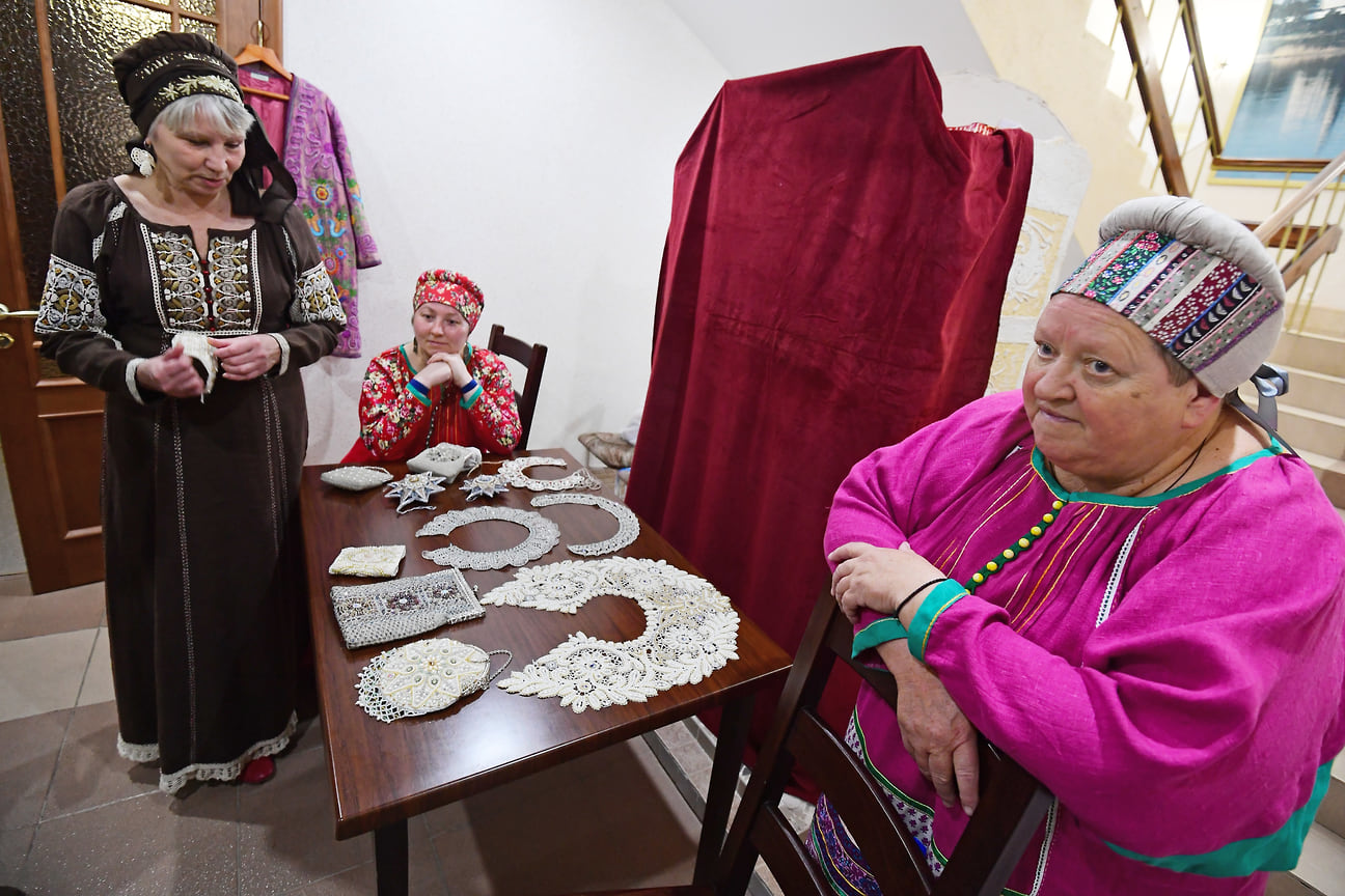 Жительницы села Ферапонтово Вологодской области демонстрируют сувенирную продукцию, изготовленную вручную, - изделия из жемчуга и кружево.