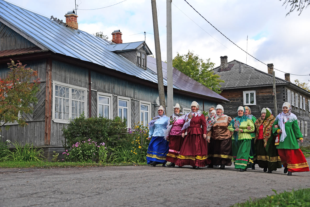 Жительницы города Каргополь в народных костюмах