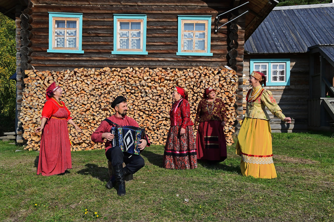 Жители деревни Зехнова в народных костюмах во время уличных гуляний.