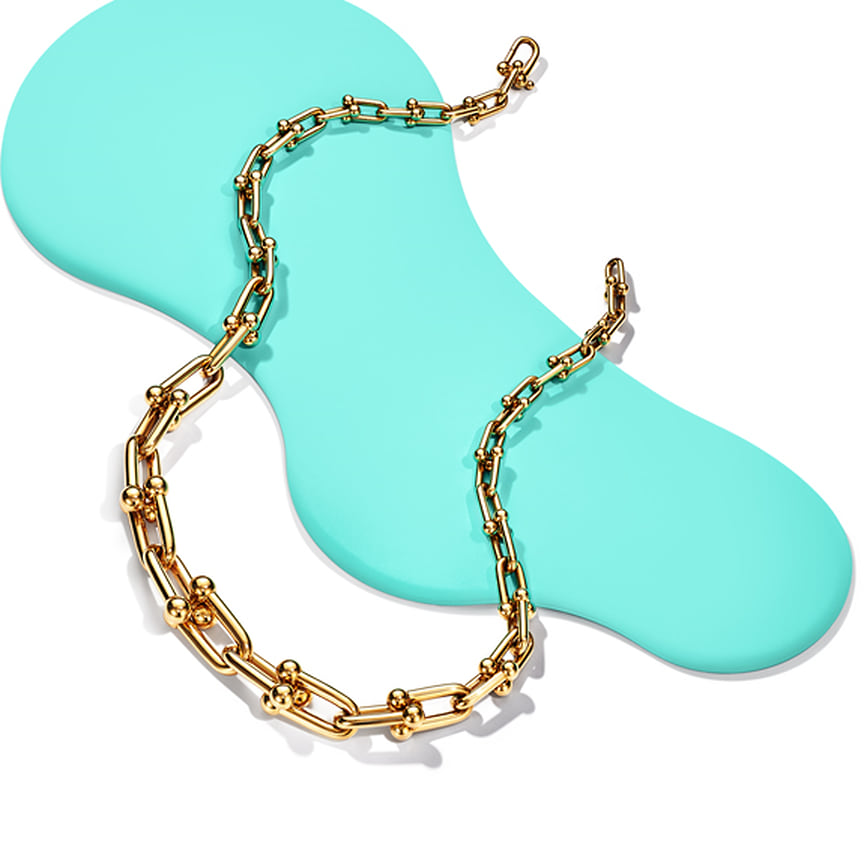 Tiffany  Co., браслеты Tiffany T, желтое золото, оникс, перламутр, лак</p>
<p>Tiffany https://www.kommersant.ru/doc/4592428″ target=»_blank»]www.kommersant.ru[/mask_link]</p>
<h2>10 поводов купить или подарить украшение с бриллиантом</h2>
<p>Долгое время считалось, что украшение с бриллиантом – это то, что женщине дарит мужчина, как правило, на помолвку. Но такой подход давно устарел. Современные мужчины дарят бриллианты по самым разным поводам, а женщины часто покупают их себе сами, не дожидаясь подарков. Поэтому если вам хочется купить бриллиант, но непонятно, к чему «привязать» эту покупку, вот ТОП-10 лучших поводов это сделать.</p><div class='ai-viewports ai-viewport-1 ai-insert-18-78168551' style='margin: 8px 0; clear: both;' data-insertion-position='prepend' data-selector='.ai-insert-18-78168551' data-insertion-no-dbg data-code='PGRpdiBjbGFzcz0nY29kZS1ibG9jayBjb2RlLWJsb2NrLTE4IGFpLWxpc3QtYmxvY2snIHN0eWxlPSdtYXJnaW46IDhweCAwOyBjbGVhcjogYm90aDsnPgoKPGRpdiBjbGFzcz0nYWktZHluYW1pYyBhaS1saXN0LWRhdGEnIHJlZmVyZXItbGlzdD0nSXc9PScgcmVmZXJlci1saXN0LXR5cGU9J0InIGRhdGEtY29kZT0nUENFdExVUmZVRzl6ZERJdExUNEtQR0Z6YVdSbElHTnNZWE56UFNKamIyNTBaVzUwTFhkcFpHVWlQanhrYVhZZ2FXUTlJbUZrWm05NFh6RTJOamcyTWprME5EUXhOREl4T1RJNU1DSStQQzlrYVhZK0NqeHpZM0pwY0hRK2QybHVaRzkzTGxsaExtRmtabTk0UTI5a1pTNW9Za05oYkd4aVlXTnJjeTV3ZFhOb0tHWjFibU4wYVc5dUtDa2dld29nSUNBZ1kyOXVjM1FnY21GdVpHOXRTVzUwSUQwZ1RXRjBhQzVtYkc5dmNpaE5ZWFJvTG5KaGJtUnZiU2dwSUNvZ01UQXdNREF3S1RzS0lDQWdJR052Ym5OMElHUnBkbEpoYm1SdmJVbHVkQ0E5SUNKeVkyOXNYekVpSUNzZ2NtRnVaRzl0U1c1ME93b2dJQ0FnWkc5amRXMWxiblF1WjJWMFJXeGxiV1Z1ZEVKNVNXUW9KMkZrWm05NFh6RTJOamcyTWprME5EUXhOREl4T1RJNU1DY3BMbWxrSUQwZ1pHbDJVbUZ1Wkc5dFNXNTBPd29nSUNBZ2QybHVaRzkzTGxsaExtaGxZV1JsY2tKcFpHUnBibWN1Y0hWemFFRmtWVzVwZEhNb1d3b2dJQ0FnSUNBZ0lIc0tJQ0FnSUNBZ0lDQWdJR052WkdVNklHUnBkbEpoYm1SdmJVbHVkQ3dLSUNBZ0lDQWdJQ0FnSUhOcGVtVnpPaUJiV3prM01Dd3lOVEJkTEZzNU9EQXNNalV3WFN4Yk56STRMRGt3WFN4Yk56STRMREk0TUYwc1d6Y3dNQ3d5TlRCZExGczVOekFzT1RCZExGc3hNREF3TERJMU1GMHNXekV3TURBc01USXdYU3hiT1RVd0xEa3dYU3hiT1RZd0xEa3dYU3hiT1Rnd0xERXlNRjBzV3pFd01EQXNPVEJkWFN3S0lDQWdJQ0FnSUNBZ0lHSnBaSE02SUZzS0lDQWdJQ0FnSUNBZ0lDQWdleUFpWW1sa1pHVnlJam9nSW0xNVZHRnlaMlYwSWl3Z0luQmhjbUZ0Y3lJNklIc2dJbkJzWVdObGJXVnVkRWxrSWpvZ0lqRXhOVEkzTURjaUlIMGdmU3dLQ1FrSmV5QWlZbWxrWkdWeUlqb2dJbUpsZEhkbFpXNUVhV2RwZEdGc0lpd2dJbkJoY21GdGN5STZJSHNnSW5Cc1lXTmxiV1Z1ZEVsa0lqb2dJalEyTVRjeE9Ua2lJSDBnZlN3S0lDQWdJQ0FnSUNBZ0lDQWdleUFpWW1sa1pHVnlJam9nSW5OaGNHVWlMQ0FpY0dGeVlXMXpJam9nZXlBaWNHeGhZMlZ0Wlc1MFNXUWlPaUFpTnprME1qVXlJaUI5SUgwc0Nna0pDWHNnSW1KcFpHUmxjaUk2SUNKaWRYcDZiMjlzWVNJc0lDSndZWEpoYlhNaU9pQjdJQ0p3YkdGalpXMWxiblJKWkNJNklDSXhNalF3TXpjMklpQjlJSDBzQ2lBZ0lDQWdJQ0FnSUNCZENpQWdJQ0FnSUNBZ2ZRb2dJQ0FnWFNrN0NpQWdJQ0IzYVc1a2IzY3VlV0ZEYjI1MFpYaDBRMkl1Y0hWemFDaG1kVzVqZEdsdmJpZ3BJSHNLSUNBZ0lDQWdJQ0IzYVc1a2IzY3VXV0V1WVdSbWIzaERiMlJsTG1OeVpXRjBaU2dLSUNBZ0lDQWdJQ0FnSUNBZ2V3b2dJQ0FnSUNBZ0lDQWdJQ0FnSUNCdmQyNWxja2xrT2lBeU9ESXlNRGNzQ2lBZ0lDQWdJQ0FnSUNBZ0lDQWdJR052Ym5SaGFXNWxja2xrT2lCa2FYWlNZVzVrYjIxSmJuUXNDaUFnSUNBZ0lDQWdJQ0FnSUNBZ0lIQmhjbUZ0Y3pvZ2V5QndNVG9nSjJOM2FXOW1KeXdnY0RJNklDZG9abU5qSnlCOUNpQWdJQ0FnSUNBZ0lDQjlDaUFnSUNBZ0lDQWdLVHNLSUNBZ0lIMHBPd3A5S1RzS1BDOXpZM0pwY0hRK1BDOWhjMmxrWlQ0PSc+PC9kaXY+CjwvZGl2Pgo=' data-block='18'></div>


<h3>1. Помолвка</h3>
<p>Кажется, что эта традиция была всегда, но на самом деле ей менее ста лет. Она появилась после Великой Депрессии – масштабного экономического краха в конце 1920-х годов. После кризиса и Первой мировой войны люди нуждались в стабильности, и бриллиант стал её символом: бриллиант – это навсегда, как и наша семья. А заодно он всегда в цене, и не даст семье пропасть в случае очередного экономического коллапса.</p><div class='ai-viewports ai-viewport-2 ai-viewport-3 ai-insert-3-24271242' style='margin: 8px 0; clear: both;' data-insertion-position='prepend' data-selector='.ai-insert-3-24271242' data-insertion-no-dbg data-code='PGRpdiBjbGFzcz0nY29kZS1ibG9jayBjb2RlLWJsb2NrLTMgYWktbGlzdC1ibG9jaycgc3R5bGU9J21hcmdpbjogOHB4IDA7IGNsZWFyOiBib3RoOyc+Cgo8ZGl2IGNsYXNzPSdhaS1keW5hbWljIGFpLWxpc3QtZGF0YScgcmVmZXJlci1saXN0PSdJdz09JyByZWZlcmVyLWxpc3QtdHlwZT0nQicgZGF0YS1jb2RlPSdQQ0V0TFUxZlVHOXpkRE10TFQ0S1BHUnBkaUJwWkQwaVlXUm1iM2hmTVRZNE5USTRPREExTmpjNE16WTVPREUwSWo0OEwyUnBkajRLUEhOamNtbHdkRDUzYVc1a2IzY3VXV0V1WVdSbWIzaERiMlJsTG1oaVEyRnNiR0poWTJ0ekxuQjFjMmdvWm5WdVkzUnBiMjRvS1NCN0NpQWdJQ0JqYjI1emRDQnlZVzVrYjIxSmJuUWdQU0JOWVhSb0xtWnNiMjl5S0UxaGRHZ3VjbUZ1Wkc5dEtDa2dLaUF4TURBd01EQXBPd29nSUNBZ1kyOXVjM1FnWkdsMlVtRnVaRzl0U1c1MElEMGdJbkpqYjJ4Zk1TSWdLeUJ5WVc1a2IyMUpiblE3Q2lBZ0lDQmtiMk4xYldWdWRDNW5aWFJGYkdWdFpXNTBRbmxKWkNnbllXUm1iM2hmTVRZNE5USTRPREExTmpjNE16WTVPREUwSnlrdWFXUWdQU0JrYVhaU1lXNWtiMjFKYm5RN0NpQWdJQ0IzYVc1a2IzY3VXV0V1YUdWaFpHVnlRbWxrWkdsdVp5NXdkWE5vUVdSVmJtbDBjeWhiQ2lBZ0lDQWdJQ0FnZXdvZ0lDQWdJQ0FnSUNBZ1kyOWtaVG9nWkdsMlVtRnVaRzl0U1c1MExBb2dJQ0FnSUNBZ0lDQWdjMmw2WlhNNklGdGJNekF3TERJMU1GMHNXek16Tml3eU9EQmRMRnN6TWpBc01qVXdYU3hiTXpJd0xESTNNRjBzV3pNd01Dd3pNREJkTEZzek1EQXNNakF3WFN4Yk1qUXdMRFF3TUYwc1d6TXlNQ3d6TURCZExGc3pNakFzTWpnd1hTeGJNek0yTERJMU1GMHNXek13TUN3eU9EQmRYU3dLSUNBZ0lDQWdJQ0FnSUdOdlpHVlVlWEJsT2lBblkyOXRZbThuTENBZ0lDQWdJQ0FnSUNBS0lDQWdJQ0FnSUNBZ0lHSnBaSE02SUZzS0lDQWdJQ0FnSUNBZ0lDQWdleUFpWW1sa1pHVnlJam9nSW0xNVZHRnlaMlYwSWl3Z0luQmhjbUZ0Y3lJNklIc2dJbkJzWVdObGJXVnVkRWxrSWpvZ0lqRXhORFl6TmpNaUlIMGdmU3dLSUNBZ0lDQWdJQ0FnSUNBZ2V5QWlZbWxrWkdWeUlqb2dJbk5oY0dVaUxDQWljR0Z5WVcxeklqb2dleUFpY0d4aFkyVnRaVzUwU1dRaU9pQWlOemt4TWprNElpQjlJSDBzQ1FvZ0lDQWdJQ0FnSUNBZ0lDQjdJQ0ppYVdSa1pYSWlPaUFpWW5WNmVtOXZiR0VpTENBaWNHRnlZVzF6SWpvZ2V5QWljR3hoWTJWdFpXNTBTV1FpT2lBaU1USXpPVGc1TXlJZ2ZTQjlMQW9nSUNBZ0lDQWdJQ0FnSUNCN0lDSmlhV1JrWlhJaU9pQWlZbVYwZDJWbGJrUnBaMmwwWVd3aUxDQWljR0Z5WVcxeklqb2dleUFpY0d4aFkyVnRaVzUwU1dRaU9pQWlORFl4TlRrMU15SWdmU0I5TEFrSkNpQWdJQ0FnSUNBZ0lDQmRDaUFnSUNBZ0lDQWdmUW9nSUNBZ1hTazdDaUFnSUNCM2FXNWtiM2N1ZVdGRGIyNTBaWGgwUTJJdWNIVnphQ2htZFc1amRHbHZiaWdwSUhzS0lDQWdJQ0FnSUNCM2FXNWtiM2N1V1dFdVlXUm1iM2hEYjJSbExtTnlaV0YwWlNnS0lDQWdJQ0FnSUNBZ0lDQWdld29nSUNBZ0lDQWdJQ0FnSUNBZ0lDQnZkMjVsY2tsa09pQXlPREl5TURjc0NpQWdJQ0FnSUNBZ0lDQWdJQ0FnSUdOdmJuUmhhVzVsY2tsa09pQmthWFpTWVc1a2IyMUpiblFzQ2lBZ0lDQWdJQ0FnSUNBZ0lDQWdJSEJoY21GdGN6b2dleUJ3TVRvZ0oyTjNabmhwSnl3Z2NESTZJQ2RvWm1Oa0p5QjlMQW9nSUNBZ0lDQWdJQ0FnSUNBZ0lDQnNZWHA1VEc5aFpEb2dleUJtWlhSamFFMWhjbWRwYmpvZ01UQXdMQ0J0YjJKcGJHVlRZMkZzYVc1bk9pQXhJSDBzQ2lBZ0lDQWdJQ0FnSUNCOUNpQWdJQ0FnSUNBZ0tUc0tJQ0FnSUgwcE93cDlLVHNLUEM5elkzSnBjSFErJz48L2Rpdj4KPC9kaXY+Cg==' data-block='3'></div>


<h3>2. Годовщина отношений</h3>
<p>За рубежом даже придумали разные виды колец на каждую из круглых дат: чем дольше вы вместе, тем больше бриллиантов должно быть в кольце. Но к этому не обязательно привязываться. Любой бриллиант – хороший повод напомнить партнёру, как вы цените его и как рады быть вместе.</p>
<h3>3. Рождение ребенка</h3>
<p>Сегодня эта традиция набирает популярность в США, а потом, вероятно, станет известной во всём мире. Бриллиант в этом случае – знак глубокой благодарности женщине за появление ребёнка на свет. Кстати, дарить бриллиант в этом случае могут и самому новорожденному. Правда, узнает он об этом, когда подрастёт.</p>
<h3>4. Подарок матери</h3>
<p>Почему-то считается, что бриллианты дарят невестам. Но в жизни каждого человека есть и другая важная женщина: мама. Она дала вам жизнь, научила вас всему что знала, переживала и не спала ночами, и будет любить вас всегда несмотря ни на что.</p><div class='ai-viewports ai-viewport-2 ai-viewport-3 ai-insert-4-83469743' style='margin: 8px 0; clear: both;' data-insertion-position='prepend' data-selector='.ai-insert-4-83469743' data-insertion-no-dbg data-code='PGRpdiBjbGFzcz0nY29kZS1ibG9jayBjb2RlLWJsb2NrLTQgYWktbGlzdC1ibG9jaycgc3R5bGU9J21hcmdpbjogOHB4IDA7IGNsZWFyOiBib3RoOyc+Cgo8ZGl2IGNsYXNzPSdhaS1keW5hbWljIGFpLWxpc3QtZGF0YScgcmVmZXJlci1saXN0PSdJdz09JyByZWZlcmVyLWxpc3QtdHlwZT0nQicgZGF0YS1jb2RlPSdQQ0V0TFUxZlVHOXpkRFF0TFQ0S1BHUnBkaUJwWkQwaVlXUm1iM2hmTVRZNE5USTRPREkyTmpVMk1qVXpORGd3SWo0OEwyUnBkajRLUEhOamNtbHdkRDUzYVc1a2IzY3VXV0V1WVdSbWIzaERiMlJsTG1oaVEyRnNiR0poWTJ0ekxuQjFjMmdvWm5WdVkzUnBiMjRvS1NCN0NpQWdJQ0JqYjI1emRDQnlZVzVrYjIxSmJuUWdQU0JOWVhSb0xtWnNiMjl5S0UxaGRHZ3VjbUZ1Wkc5dEtDa2dLaUF4TURBd01EQXBPd29nSUNBZ1kyOXVjM1FnWkdsMlVtRnVaRzl0U1c1MElEMGdJbkpqYjJ4Zk1TSWdLeUJ5WVc1a2IyMUpiblE3Q2lBZ0lDQmtiMk4xYldWdWRDNW5aWFJGYkdWdFpXNTBRbmxKWkNnbllXUm1iM2hmTVRZNE5USTRPREkyTmpVMk1qVXpORGd3SnlrdWFXUWdQU0JrYVhaU1lXNWtiMjFKYm5RN0NpQWdJQ0IzYVc1a2IzY3VXV0V1YUdWaFpHVnlRbWxrWkdsdVp5NXdkWE5vUVdSVmJtbDBjeWhiQ2lBZ0lDQWdJQ0FnZXdvZ0lDQWdJQ0FnSUNBZ1kyOWtaVG9nWkdsMlVtRnVaRzl0U1c1MExBb2dJQ0FnSUNBZ0lDQWdjMmw2WlhNNklGdGJNekF3TERJMU1GMHNXek16Tml3eU9EQmRMRnN6TWpBc01qVXdYU3hiTXpJd0xESTNNRjBzV3pNd01Dd3pNREJkTEZzek1EQXNNakF3WFN4Yk1qUXdMRFF3TUYwc1d6TXlNQ3d6TURCZExGc3pNakFzTWpnd1hTeGJNek0yTERJMU1GMHNXek13TUN3eU9EQmRYU3dLSUNBZ0lDQWdJQ0FnSUdOdlpHVlVlWEJsT2lBblkyOXRZbThuTENBZ0lDQWdJQ0FnSUNBS0lDQWdJQ0FnSUNBZ0lHSnBaSE02SUZzS0lDQWdJQ0FnSUNBZ0lDQWdleUFpWW1sa1pHVnlJam9nSW0xNVZHRnlaMlYwSWl3Z0luQmhjbUZ0Y3lJNklIc2dJbkJzWVdObGJXVnVkRWxrSWpvZ0lqRXlPVEF6TlRNaUlIMGdmU3dLSUNBZ0lDQWdJQ0FnSUNBZ2V5QWlZbWxrWkdWeUlqb2dJbk5oY0dVaUxDQWljR0Z5WVcxeklqb2dleUFpY0d4aFkyVnRaVzUwU1dRaU9pQWlPRFE0TmpRMUlpQjlJSDBzQ1FvZ0lDQWdJQ0FnSUNBZ0lDQjdJQ0ppYVdSa1pYSWlPaUFpWW5WNmVtOXZiR0VpTENBaWNHRnlZVzF6SWpvZ2V5QWljR3hoWTJWdFpXNTBTV1FpT2lBaU1USTBPRFl6TmlJZ2ZTQjlMQW9nSUNBZ0lDQWdJQ0FnSUNCN0lDSmlhV1JrWlhJaU9pQWlZbVYwZDJWbGJrUnBaMmwwWVd3aUxDQWljR0Z5WVcxeklqb2dleUFpY0d4aFkyVnRaVzUwU1dRaU9pQWlORGN3TmpneE9TSWdmU0I5TEFrSkNpQWdJQ0FnSUNBZ0lDQmRDaUFnSUNBZ0lDQWdmUW9nSUNBZ1hTazdDaUFnSUNCM2FXNWtiM2N1ZVdGRGIyNTBaWGgwUTJJdWNIVnphQ2htZFc1amRHbHZiaWdwSUhzS0lDQWdJQ0FnSUNCM2FXNWtiM2N1V1dFdVlXUm1iM2hEYjJSbExtTnlaV0YwWlNnS0lDQWdJQ0FnSUNBZ0lDQWdld29nSUNBZ0lDQWdJQ0FnSUNBZ0lDQnZkMjVsY2tsa09pQXlPREl5TURjc0NpQWdJQ0FnSUNBZ0lDQWdJQ0FnSUdOdmJuUmhhVzVsY2tsa09pQmthWFpTWVc1a2IyMUpiblFzQ2lBZ0lDQWdJQ0FnSUNBZ0lDQWdJSEJoY21GdGN6b2dleUJ3TVRvZ0oyTjVhR2hrSnl3Z2NESTZJQ2RvWm1Oa0p5QjlMQW9nSUNBZ0lDQWdJQ0FnSUNBZ0lDQnNZWHA1VEc5aFpEb2dleUJtWlhSamFFMWhjbWRwYmpvZ01UQXdMQ0J0YjJKcGJHVlRZMkZzYVc1bk9pQXhJSDBzQ2lBZ0lDQWdJQ0FnSUNCOUNpQWdJQ0FnSUNBZ0tUc0tJQ0FnSUgwcE93cDlLVHNLUEM5elkzSnBjSFErJz48L2Rpdj4KPC9kaXY+Cg==' data-block='4'></div>


<div style=