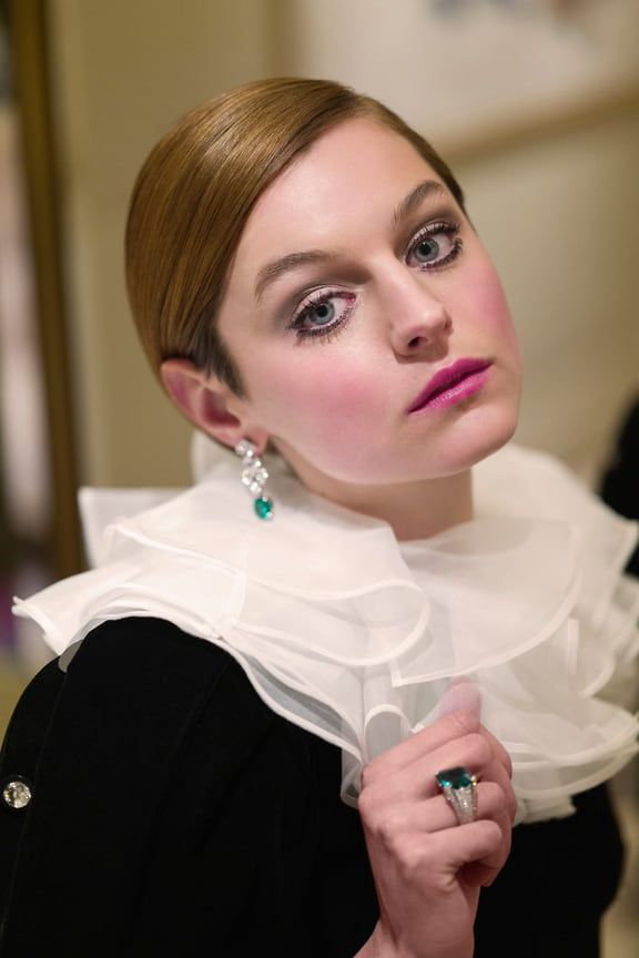 Эмма Корин в платье Miu Miu, серьгах и кольце Cartier