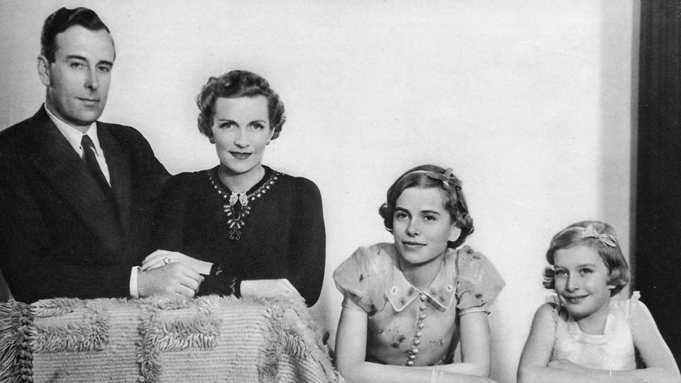 Лорд Луис Маунтбеттен, его жена, бывшая Эдвина Эшли и две их дочери, Патриция (позже Нэтчбулл, леди Брабурн, 2-я графиня Маунтбеттен Бирманская) и Памела (позже Хикс), 1939 год