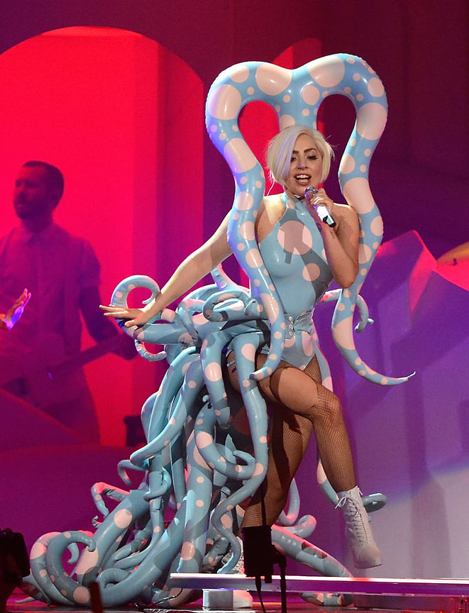 Леди Гага на сцене BB&amp;T Center во Флориде во время тура Artpop Ball, 2014 год
