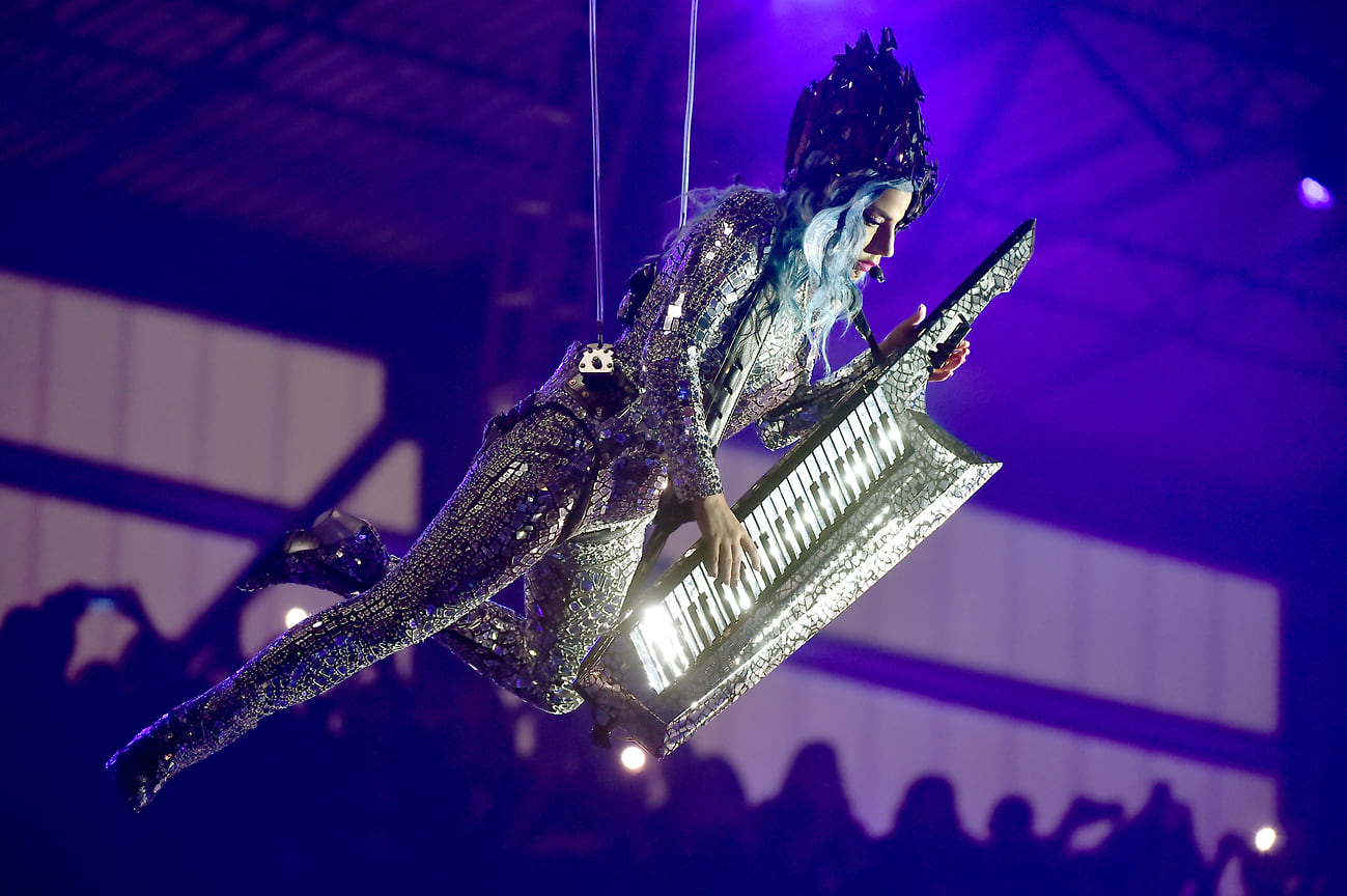 Леди Гага выступает на сцене во время AT&amp;T TV Super Saturday Night в Майами, 2020 год
