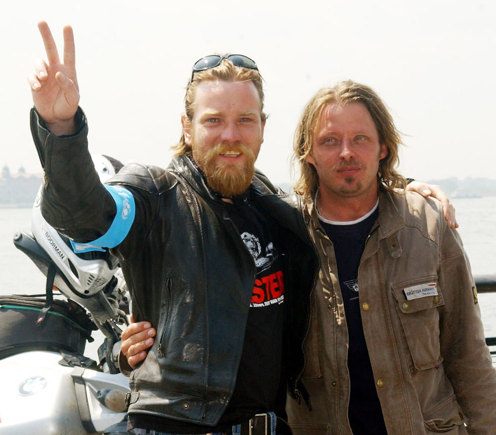 Юэн МакГрегор и актер Чарли Бурман по окончании своего кругосветного путешествия на мотоциклах в Бэттери-парке, Нью-Йорк, 2004 год