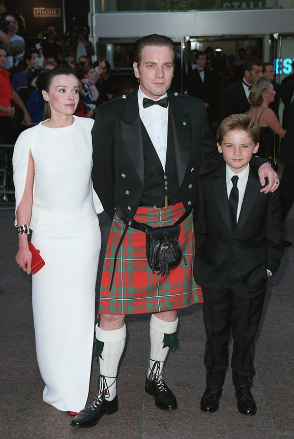 Юэн МакГрегор с женой Ив Мавракис и актером Джейком Ллойдом, сыгравшем маленького Энакина Скайуокера, на лондонской премьере фильма «Звездные войны. Эпизод I: Скрытая угроза», 1999 год