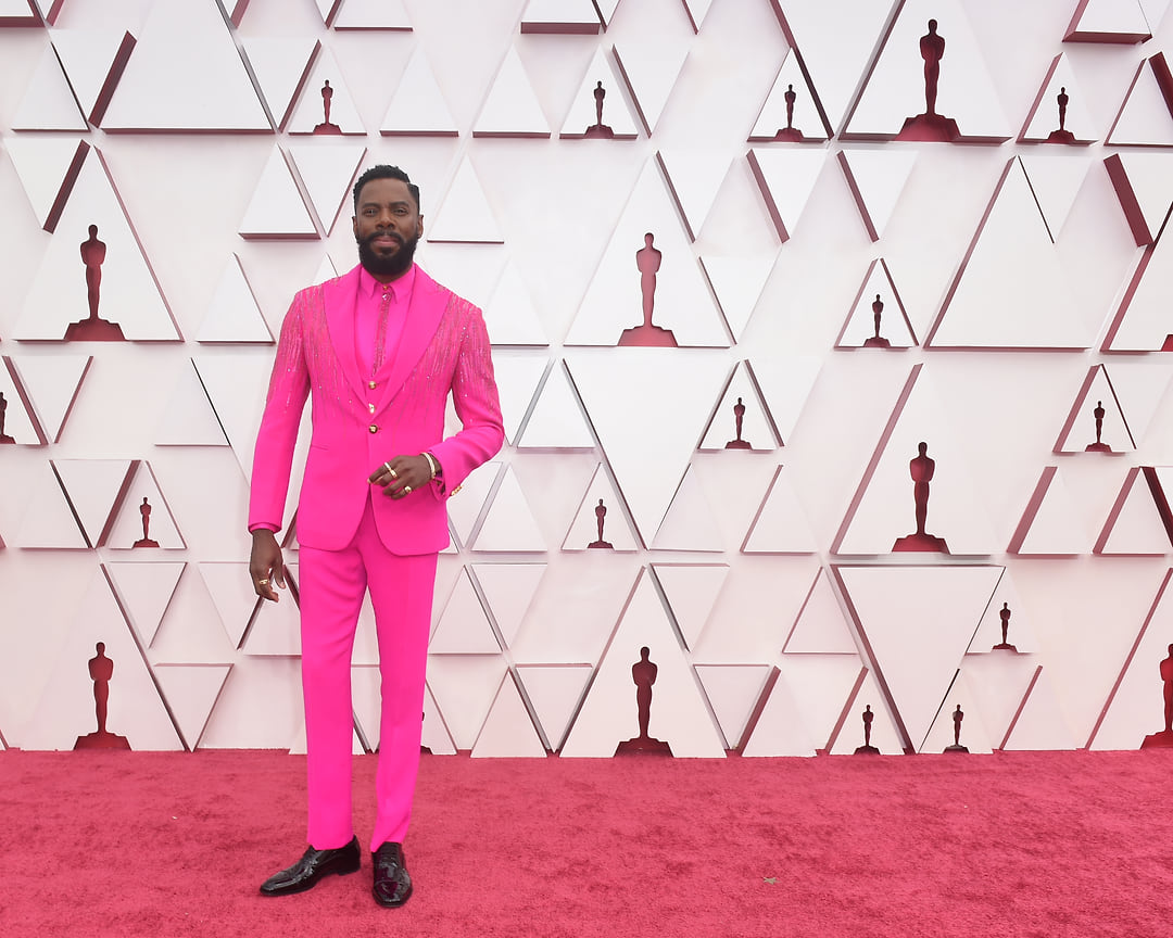 Коулман Доминго выбрал ярко-розовый костюм Atelier Versace, украшения David Yurman и обувь Christian Louboutin.
