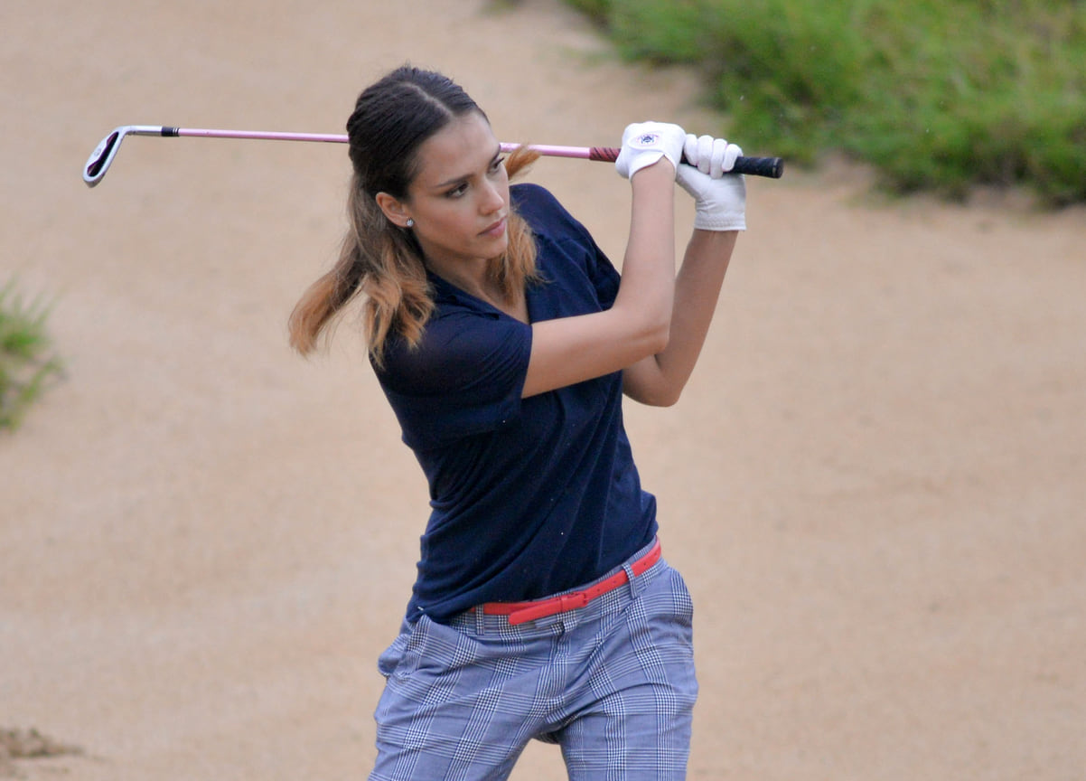 Джессика Альба отрабатывает удар на гольф-поле в Китае