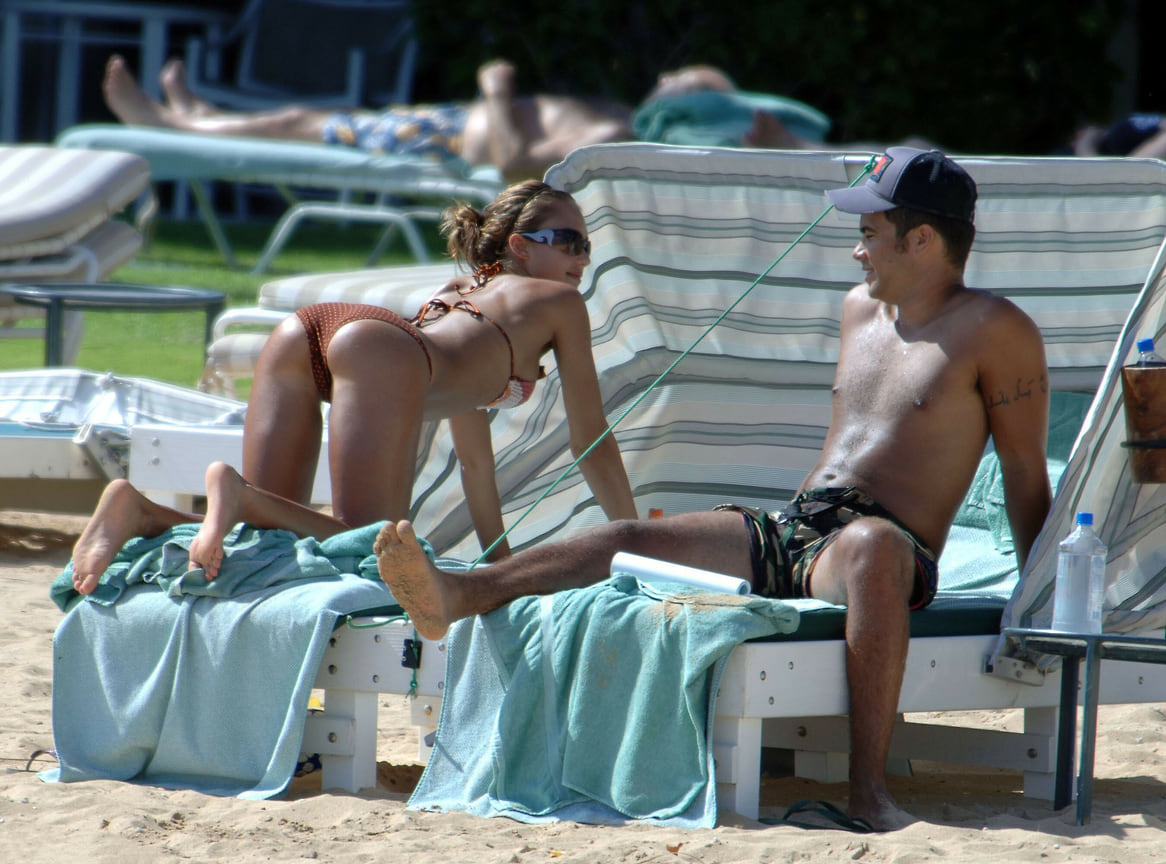 Джессика Альба с мужем Кэшем Уорреном на гавайском пляже