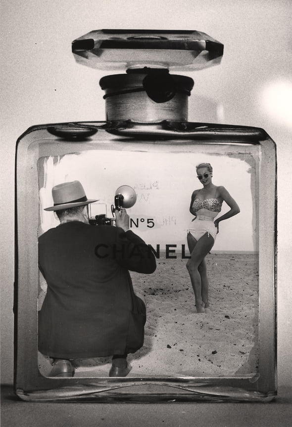 Американский фотограф Уиджи  (Артур Феллиг) делает снимок женщины на фоне флакона Chanel № 5, 1959 год.
