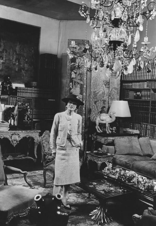 Габриэль Шанель в своей квартире в Париже на рю Камбон, 31, 50-е годы XX века
