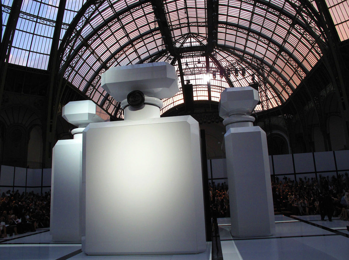 Флаконы аромата как часть интерьерного оформления модного показа Карла Лагерфельда, Гранд Пале, Париж, 2009 год.

