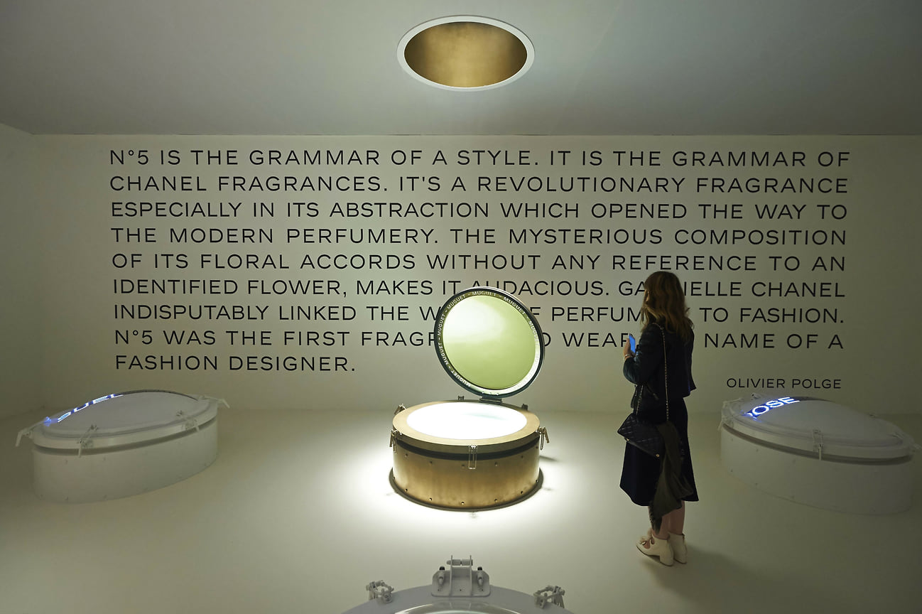 Выставка в галерее Saatchi, посвященная Chanel N5, Лондон, 2015 год.