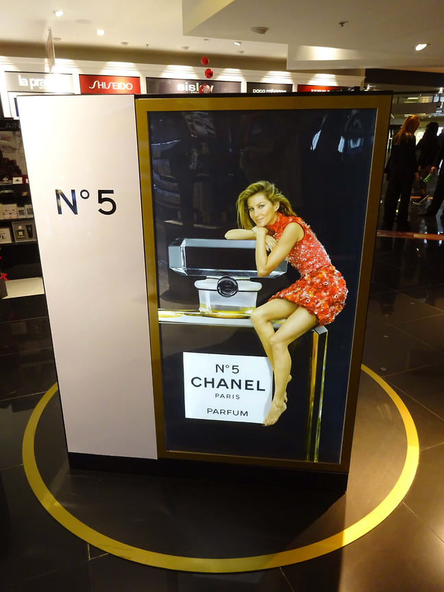 Реклама аромата с участием модели Жизель Буднхен, аэропорт Fumichino, Рим, 2014 год. 
