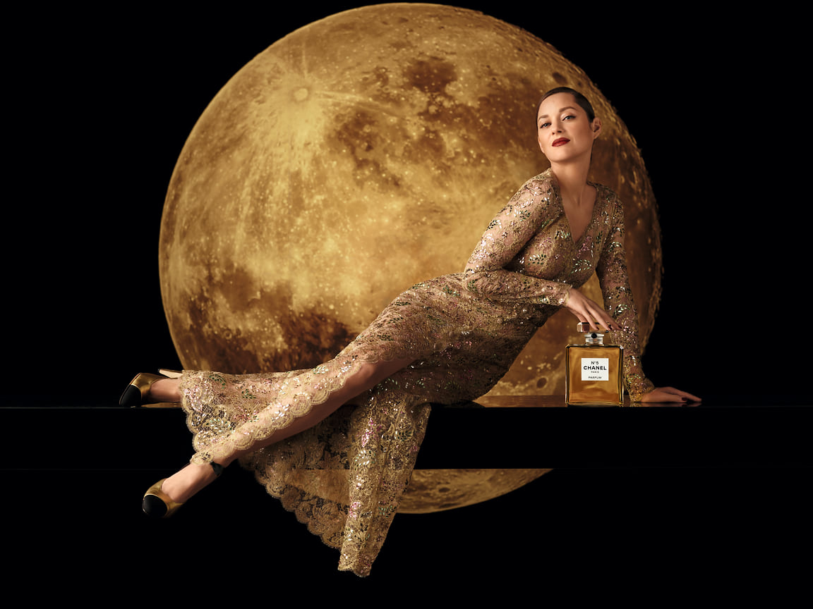 Актриса Марийон Котийяр в рекламной кампании аромата, 2019 год.