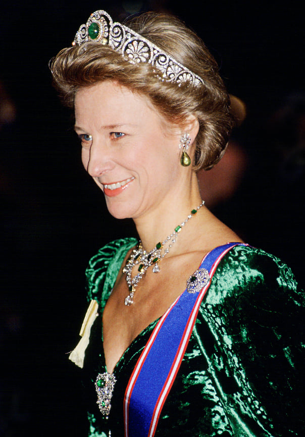 Бриджит, герцогиня Глучестерская, чей муж принц Ричард приходится двоюродным братом королеве Елизавете, в тиаре Honeysuckle, заказанной королевой Мэри у Garrard в 1914 году, на банкете, 1993 год